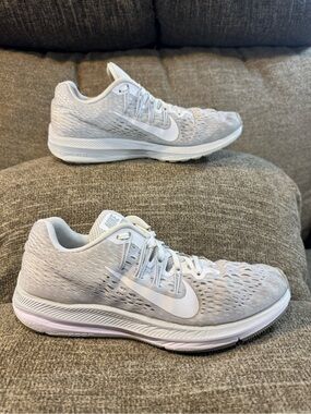 Nike Air Zoom Winflo 5 Women’s Gray/White Running Shoe #AA7414-100 Size 8.5